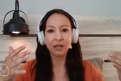 Ex-Nova Era compartilhou em um episódio do podcast No Longer Nomads como aceitou Jesus após uma experiência sobrenatural com Jesus. Foto: Reprodução/YouTube/No Longer Nomads