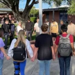 Idosos em oração veem avivamento em escola nos EUA, onde o clube cristão Youth Alive reúne centenas de jovens em encontros semanais. Foto: Reprodução/AG News.