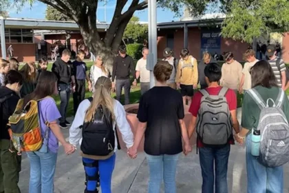 Idosos em oração veem avivamento em escola nos EUA, onde o clube cristão Youth Alive reúne centenas de jovens em encontros semanais. Foto: Reprodução/AG News.