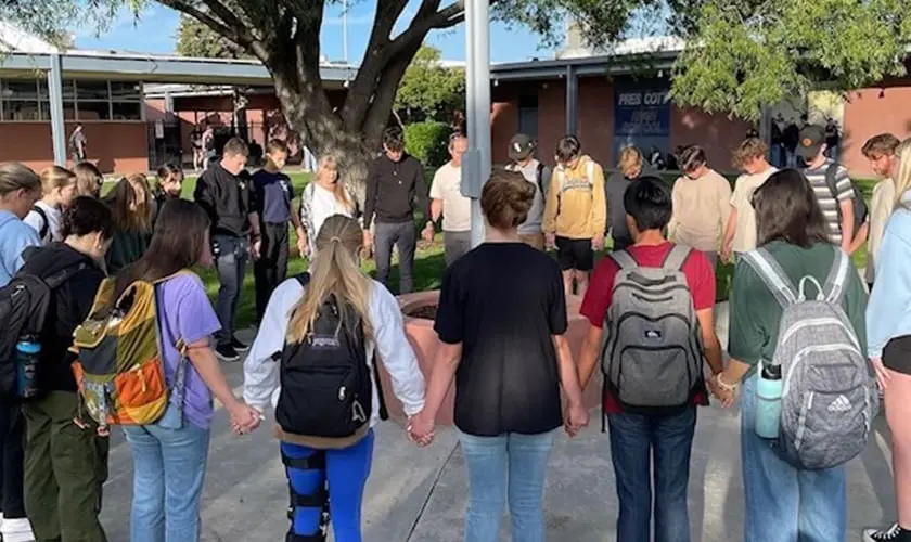 Idosos em oração veem avivamento em escola nos EUA, onde o clube cristão Youth Alive reúne centenas de jovens em encontros semanais. Foto: Reprodução/AG News.