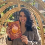 A escritora Mari Mendes lança seu primeiro romance, O Relógio de Nina, uma obra poética em que o Tempo assume o papel de narrador. Foto: Divulgação.