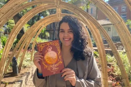 A escritora Mari Mendes lança seu primeiro romance, O Relógio de Nina, uma obra poética em que o Tempo assume o papel de narrador. Foto: Divulgação.