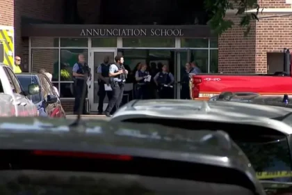 Tiroteio em escola católica de Minneapolis deixa crianças mortas e vários feridos durante missa; polícia investiga o ataque. Foto: Captura de tela/YouTube/KENS 5