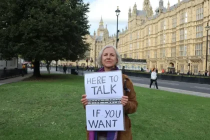 EUA criticam o Reino Unido por perseguir cristãos que oram em silêncio em clínicas de aborto, violando liberdade religiosa e de expressão. Foto: ADF Internacional