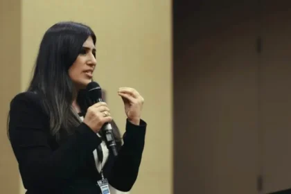 Ex-muçulmana, encontra liberdade em Cristo após perseguições e hoje compartilha sua fé com refugiados e mulheres vítimas de violência. Foto: Reprodução/YouTube/Back To Jerusalem