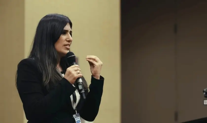 Ex-muçulmana, encontra liberdade em Cristo após perseguições e hoje compartilha sua fé com refugiados e mulheres vítimas de violência. Foto: Reprodução/YouTube/Back To Jerusalem