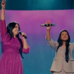 Eliane Fernandes e Antônia Gomes cantam “Valeu a Pena Esperar” no DVD de 43 anos da Louvor Eterno, gravado ao vivo em Curitiba. Foto: Divulgação.