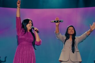 Eliane Fernandes e Antônia Gomes cantam “Valeu a Pena Esperar” no DVD de 43 anos da Louvor Eterno, gravado ao vivo em Curitiba. Foto: Divulgação.