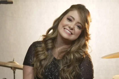 A cantora Bekah Costa lançou oficialmente seu mais novo single “É Mais Que Uma Honra”, acompanhado de um videoclipe impactante. Foto: Divulgação.