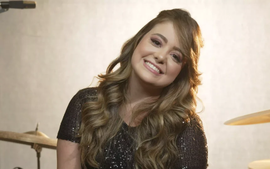 A cantora Bekah Costa lançou oficialmente seu mais novo single “É Mais Que Uma Honra”, acompanhado de um videoclipe impactante. Foto: Divulgação.