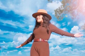 Carina Garay lança "Pra Sempre", versão gospel de "Tattoo Lover", sucesso conhecido no Brasil como "Daqui pra Sempre". Foto: Divulgação.