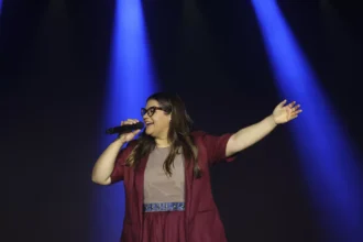 Midian Lima lança a versão ao vivo de “Não Pare”, trazendo uma interpretação intensa que inspira perseverança e fé em Deus. Foto: Divulgação.