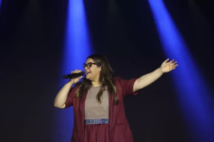 Midian Lima lança a versão ao vivo de “Não Pare”, trazendo uma interpretação intensa que inspira perseverança e fé em Deus. Foto: Divulgação.