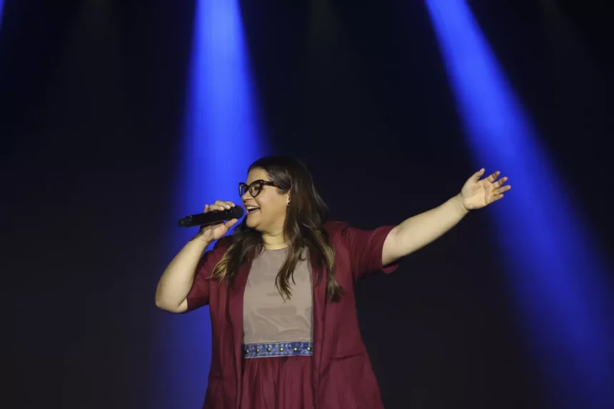 Midian Lima lança a versão ao vivo de “Não Pare”, trazendo uma interpretação intensa que inspira perseverança e fé em Deus. Foto: Divulgação.