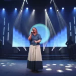 Léa Mendonça apresentou ao público uma nova versão da canção “Eternamente Sua”, composição de Josué Teodoro que marcou sua trajetória. Foto: Divulgação.