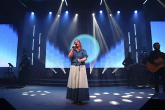 Léa Mendonça apresentou ao público uma nova versão da canção “Eternamente Sua”, composição de Josué Teodoro que marcou sua trajetória. Foto: Divulgação.