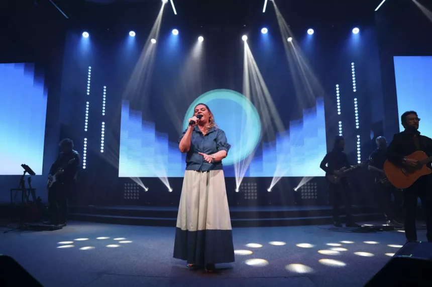 Léa Mendonça apresentou ao público uma nova versão da canção “Eternamente Sua”, composição de Josué Teodoro que marcou sua trajetória. Foto: Divulgação.