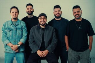 Após o sucesso de mais de 800 mil visualizações com “Santo” com Sued Silva, Isaias Saad lança a segunda música do projeto “Altar Invisível”. Foto: Divulgação.