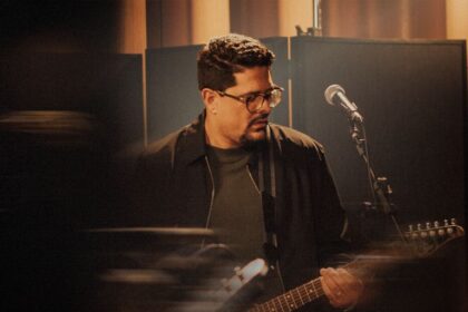 O cantor Fred Arrais imprime toda sua paixão por jazz, fusion, rock e música instrumental em seu novo projeto intitulado “Live in SP”. Foto: Divulgação.