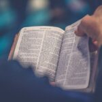 Missionários testemunham livramento durante a distribuição de Bíblias no Irã, levando a conversões e ao fortalecimento de igrejas locais. Foto: Representativa/Unsplash.