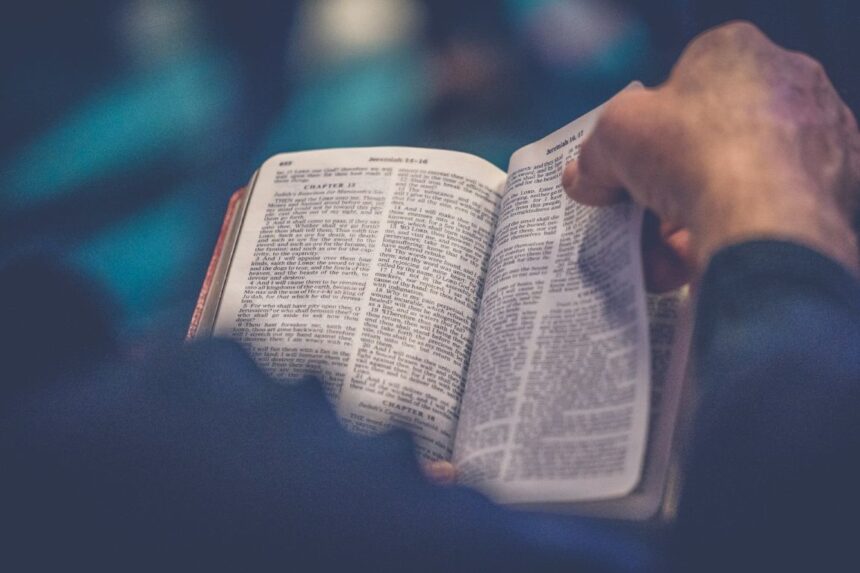 Missionários testemunham livramento durante a distribuição de Bíblias no Irã, levando a conversões e ao fortalecimento de igrejas locais. Foto: Representativa/Unsplash.