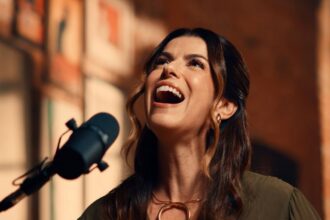 Rachel Novaes lança "Uma Voz, Uma Lembrança e Uma Canção", um álbum com sete faixas que marcaram sua história. Foto: Divulgação.