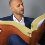 O brasileiro Wandemberg Marques, chamado também de o “Escriba”, entra para o livro dos recordes ao escrever a maior Bíblia à mão. Foto: Dirley