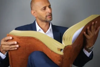 O brasileiro Wandemberg Marques, chamado também de o “Escriba”, entra para o livro dos recordes ao escrever a maior Bíblia à mão. Foto: Dirley