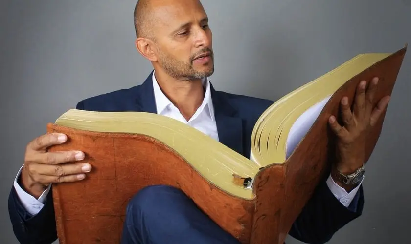 O brasileiro Wandemberg Marques, chamado também de o “Escriba”, entra para o livro dos recordes ao escrever a maior Bíblia à mão. Foto: Dirley