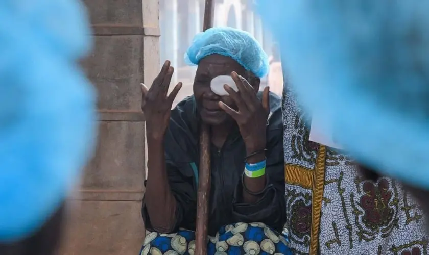 Missão faz mais de 300 pessoas aceitarem Jesus com cirurgia de catarata