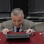 Professor de Harvard, conhecido por suas pesquisas em nanotecnologia, se ajoelha e ora pela salvação de seus alunos em palestra. Foto: Professor de Harvard, conhecido por suas pesquisas em nanotecnologia, se ajoelha e ora pela salvação de seus alunos em palestra.