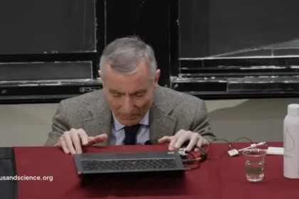 Professor de Harvard, conhecido por suas pesquisas em nanotecnologia, se ajoelha e ora pela salvação de seus alunos em palestra. Foto: Professor de Harvard, conhecido por suas pesquisas em nanotecnologia, se ajoelha e ora pela salvação de seus alunos em palestra.