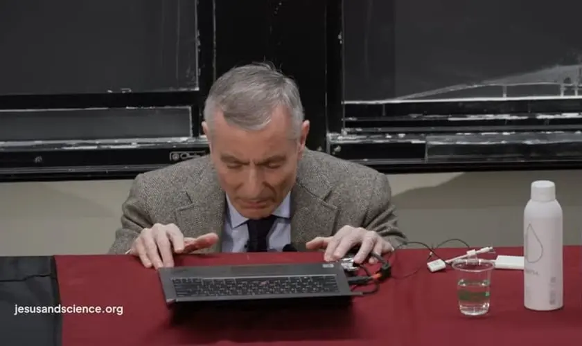 Professor de Harvard, conhecido por suas pesquisas em nanotecnologia, se ajoelha e ora pela salvação de seus alunos em palestra. Foto: Professor de Harvard, conhecido por suas pesquisas em nanotecnologia, se ajoelha e ora pela salvação de seus alunos em palestra.