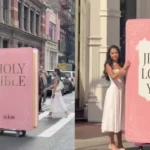A estilista cristã, Maria Alejandra Diaz, desfilou pelas ruas da Fashion Week de Nova York carregando uma Bíblia gigante e rosa. Foto: Reprodução/Instagram/Maria Alejandra Diaz
