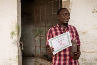 Condenado por fraude, ex-muçulmano se converte e passa a evangelizar na Libéria após ter um sonho com Jesus na prisão. Foto: Reprodução/Samaritan’s Purse