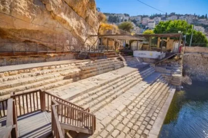 Arqueólogos em Jerusalém desenterram um muro de 2.700 anos que fazia parte do Tanque de Siloé, local onde Jesus curou um cego. Foto: Instagram/City Of David