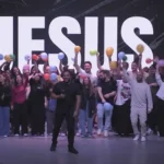 Um jovem cristão relata uma surpreendente cura de daltonismo durante momento de adoração em um retiro espiritual. Foto: Reprodução/YouTube/PIBCR Oficial
