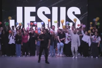 Um jovem cristão relata uma surpreendente cura de daltonismo durante momento de adoração em um retiro espiritual. Foto: Reprodução/YouTube/PIBCR Oficial