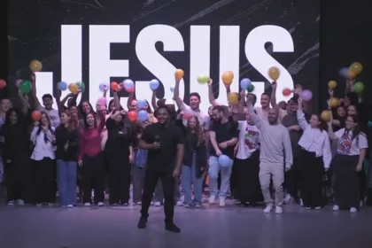 Um jovem cristão relata uma surpreendente cura de daltonismo durante momento de adoração em um retiro espiritual. Foto: Reprodução/YouTube/PIBCR Oficial