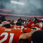 Times rivais de futebol americano se ajoelham no campo para uma oração após jogo, mostrando que a fé é maior que a rivalidade. Foto: Reprodução/YouTube/Nebraska Huskers