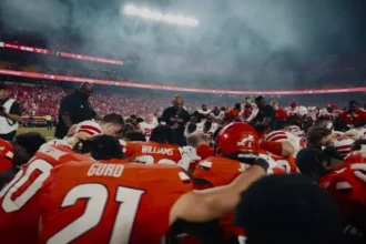 Times rivais de futebol americano se ajoelham no campo para uma oração após jogo, mostrando que a fé é maior que a rivalidade. Foto: Reprodução/YouTube/Nebraska Huskers