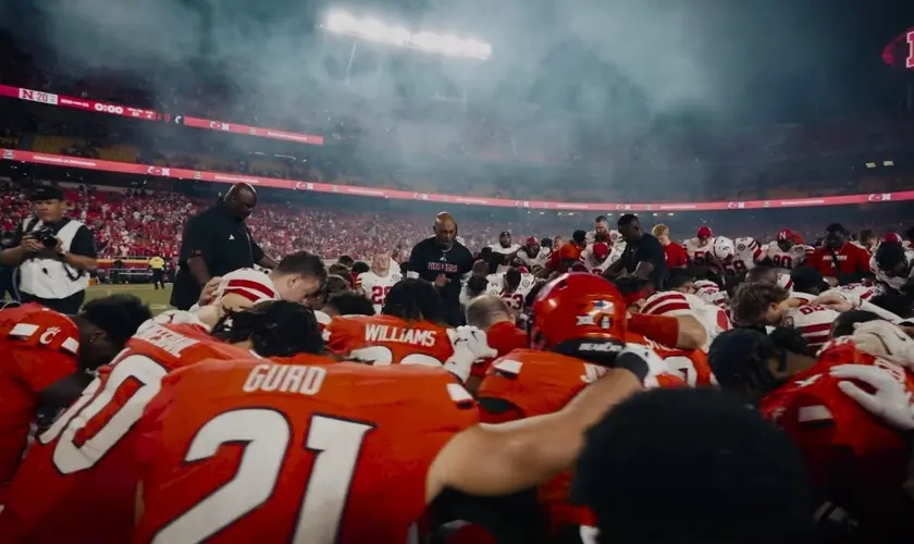 Times rivais de futebol americano se ajoelham no campo para uma oração após jogo, mostrando que a fé é maior que a rivalidade. Foto: Reprodução/YouTube/Nebraska Huskers