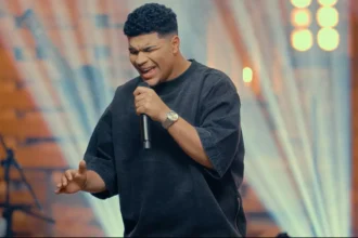 "Agindo Deus" é o novo single de Paulo Neto, gravado ao vivo, que traz uma mensagem sobre o poder e a fidelidade de Deus. Foto: Divulgação.