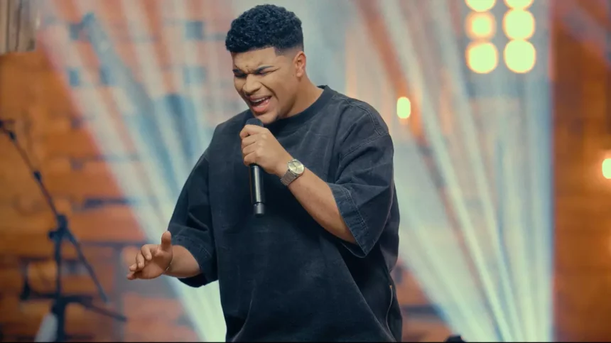 "Agindo Deus" é o novo single de Paulo Neto, gravado ao vivo, que traz uma mensagem sobre o poder e a fidelidade de Deus. Foto: Divulgação.
