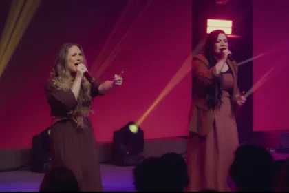 A dupla Gislaine e Mylena lançou seu o single "Chegou no Céu", que aborda a importância de permanecer fiel, mesmo diante das adversidades. Foto: Divulgação.