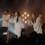 A cantora Eyshila lança uma faixa gravada ao vivo: "Simplesmente Te Adorar + Eu Só Quero Tua Presença", com Julliany Souza e Léo Brandão. Foto: Divulgação.