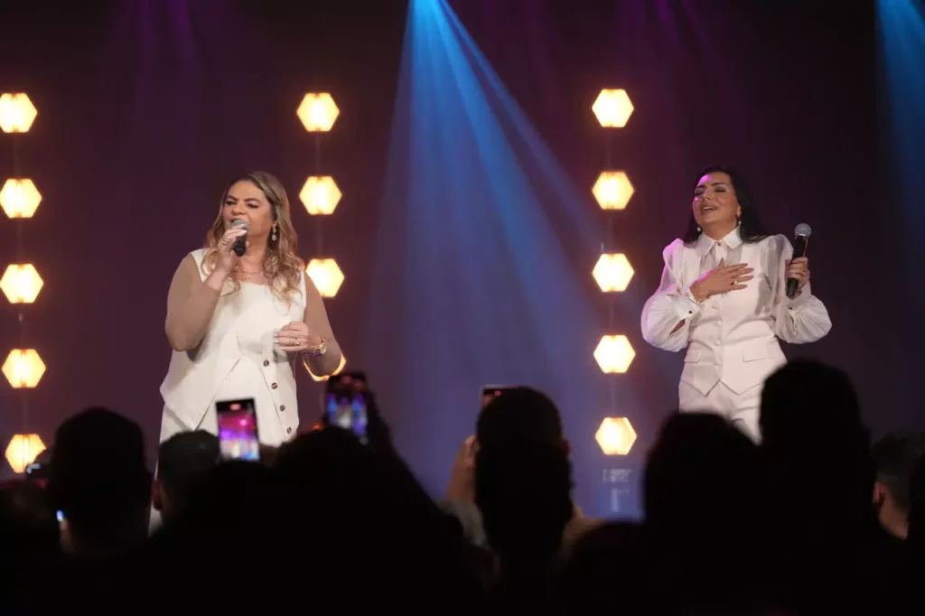Eyshila celebra ministério com o single ”Vem Encher-me” com Léa Mendonça