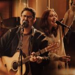 Fred Arrais lança "Live in SP", seu novo álbum com sete faixas autorais, que contam sobre cada momento diferente na sua vida. Foto: Divulgação.