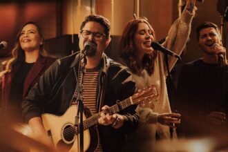 Fred Arrais lança "Live in SP", seu novo álbum com sete faixas autorais, que contam sobre cada momento diferente na sua vida. Foto: Divulgação.