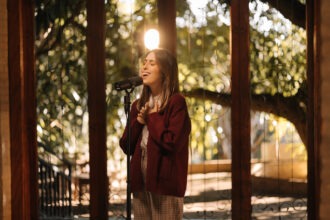 Gabriela Maganete estreia em carreira solo com o lançamento da canção “Nuvem no Deserto”, que dá título ao seu primeiro EP pela Onimusic. Foto: Divulgação.